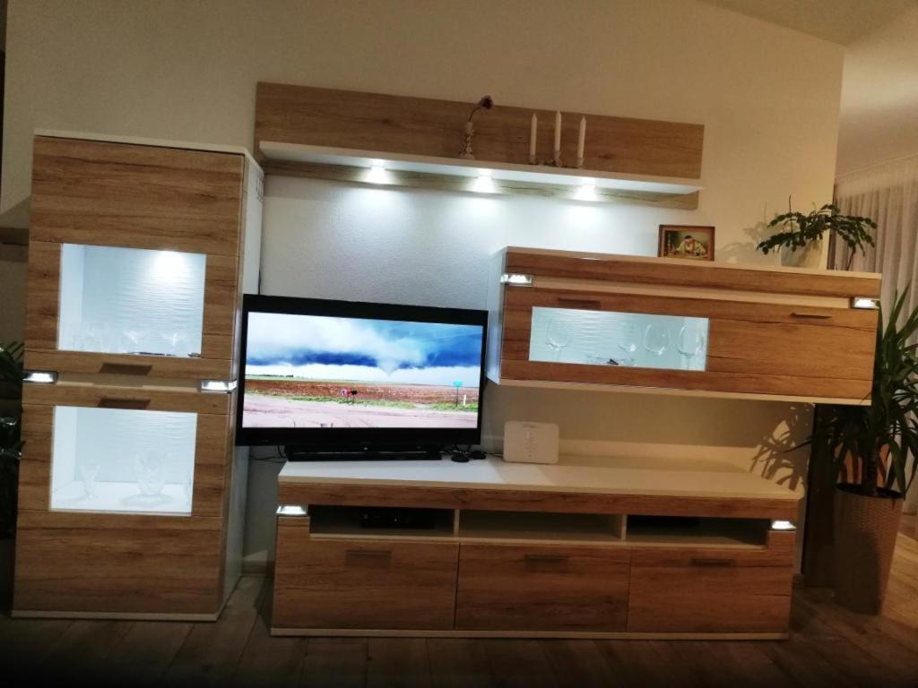 Апартаменты Galeria Stastie Сенец Экстерьер фото