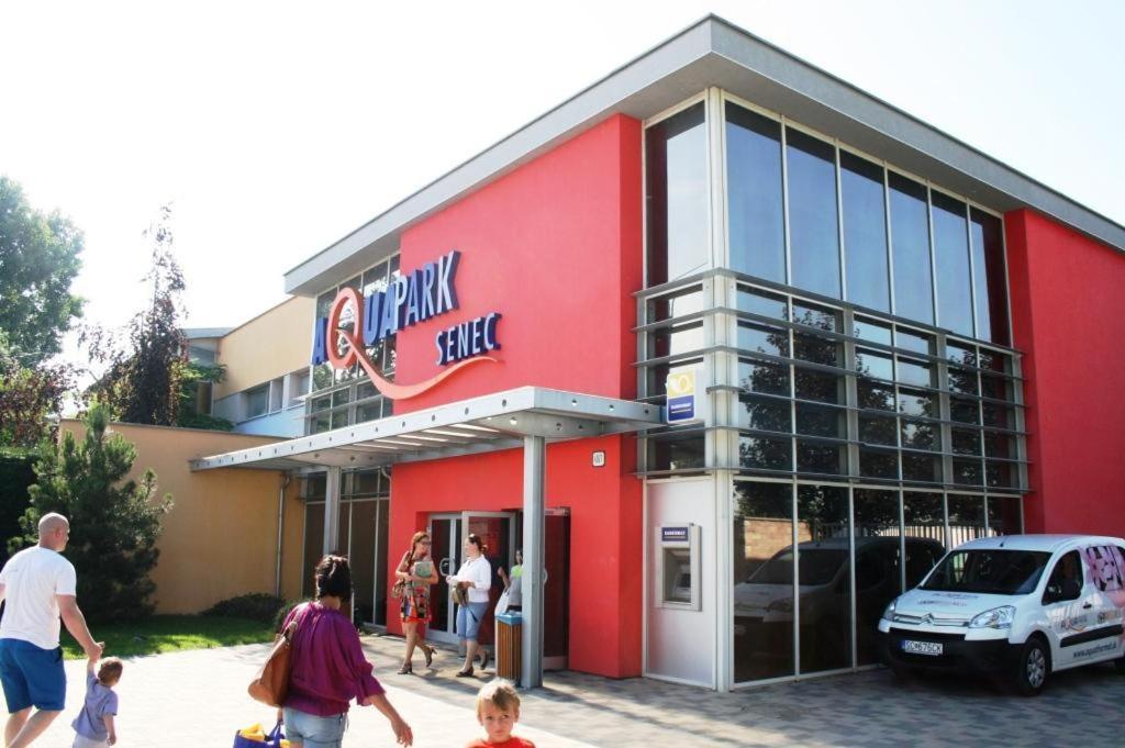 Апартаменты Galeria Stastie Сенец Экстерьер фото
